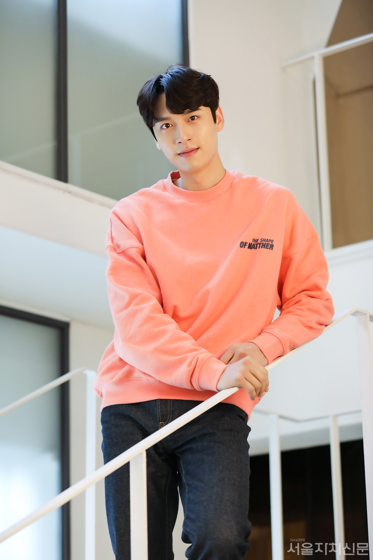 ▲ 배우 윤승우가 서울자치신문과 인터뷰를 진행하고 있다. ㅣ사진 ⓒ 김수현 기자 ㅣ장소제공 A스튜디오