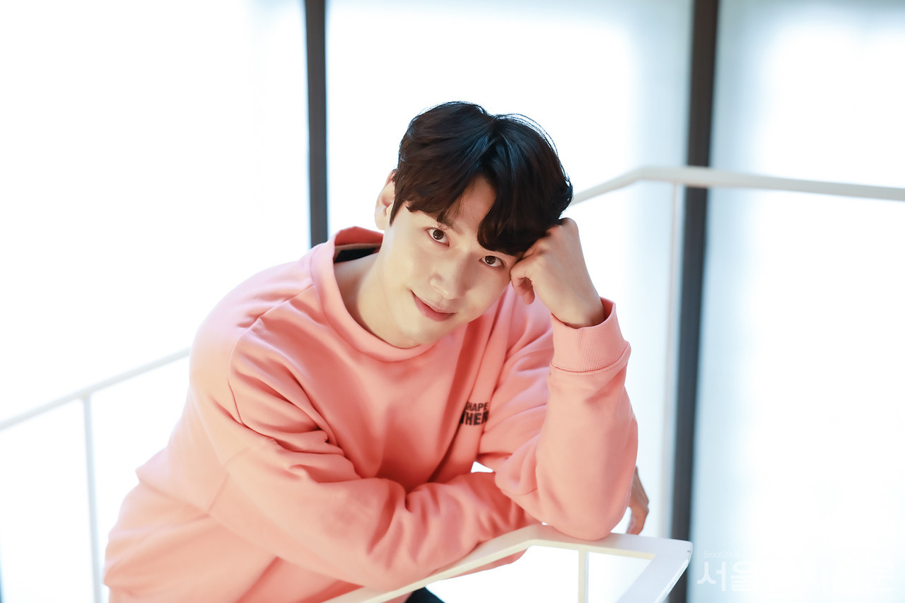 ▲ 배우 윤승우가 서울자치신문과 인터뷰를 진행하고 있다. ㅣ사진 ⓒ 김수현 기자 ㅣ장소제공 A스튜디오