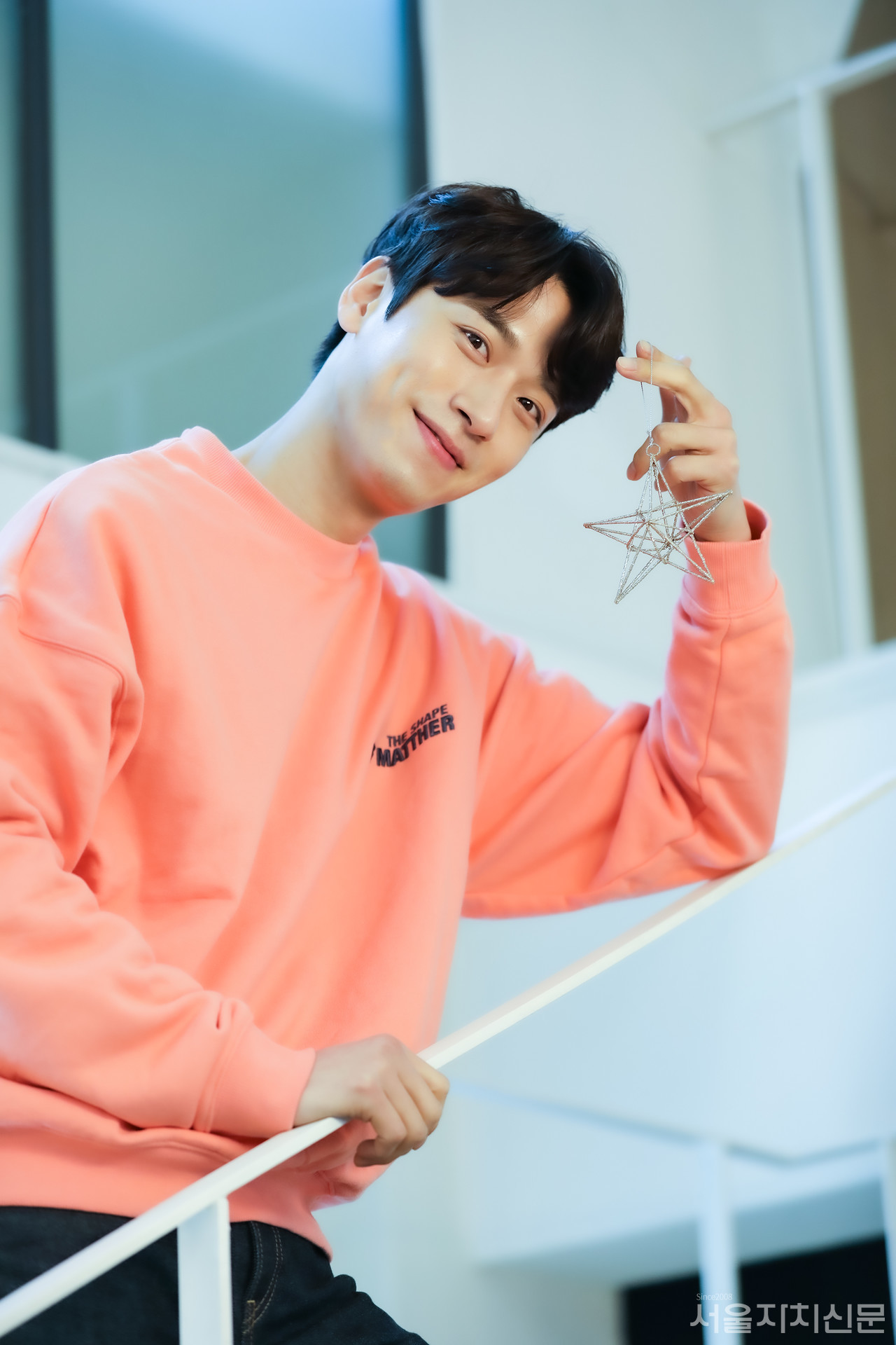 ▲ 배우 윤승우가 서울자치신문과 인터뷰를 진행하고 있다. ㅣ사진 ⓒ 김수현 기자 ㅣ장소제공 A스튜디오