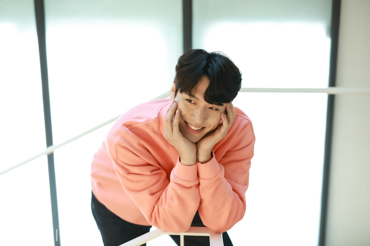 ▲ 배우 윤승우가 서울자치신문과 인터뷰를 진행하고 있다. ㅣ사진 ⓒ 김수현 기자 ㅣ장소제공 A스튜디오