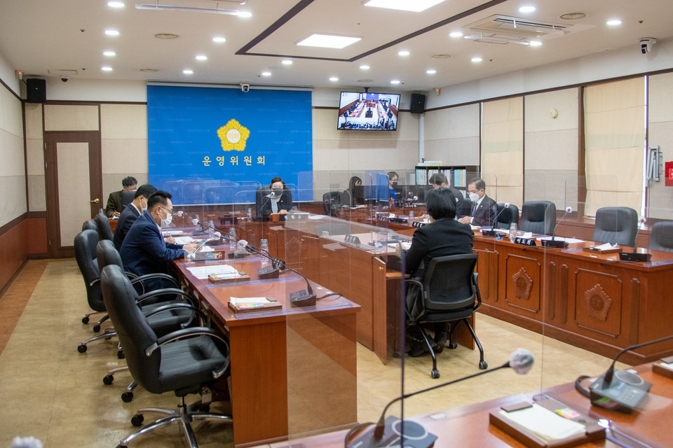 4일 강남구의회 폐회 중 운영위원회 회의 모습