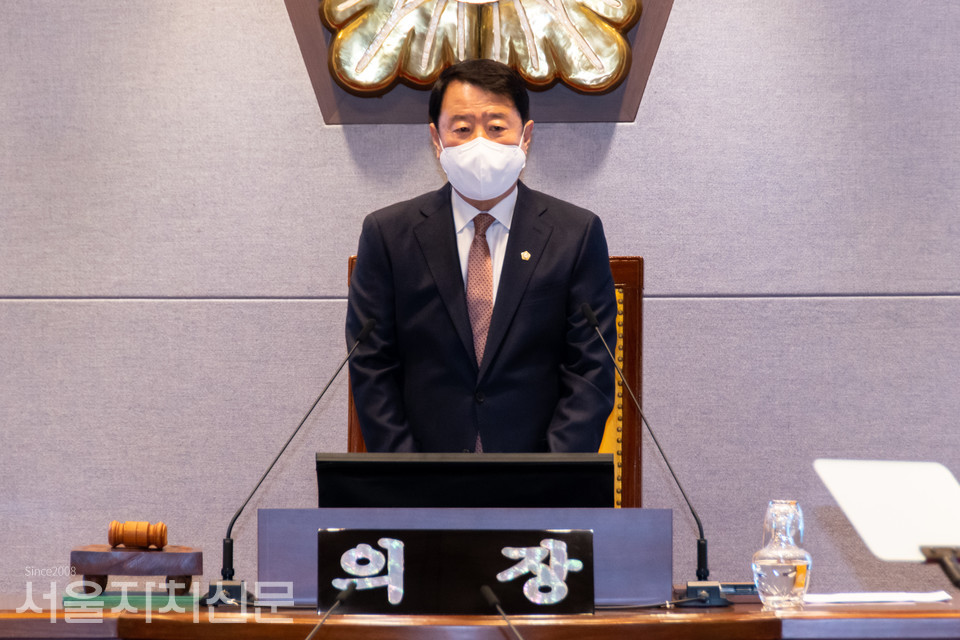 개회사 하는 한용대 강남구의장