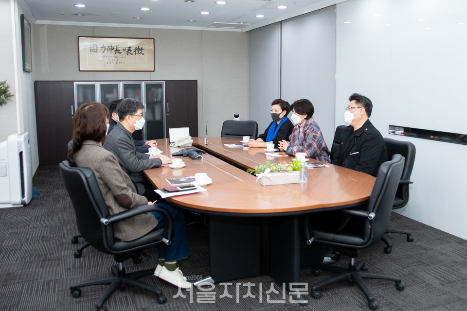 11일 운영위원회 위원들이 코엑스 관계자들과 간담회를 하고 있다. (우측에서 두 번째 이향숙 운영위원장, 세 번째 김현정 운영위부위원장)