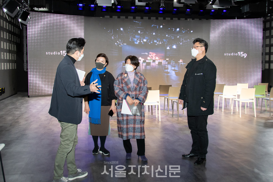 강남구의회 운영위원회 위원들이 스튜디오 159를 돌아보며 관계자의 설명을 청취하고 있다.
