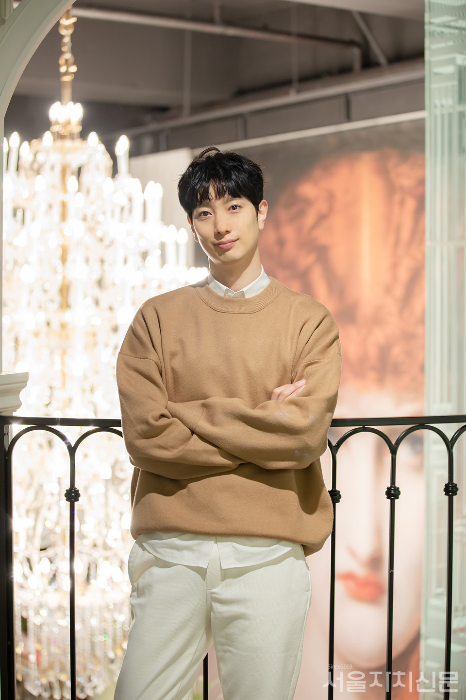 ▲ 배우 서동진이 서울자치신문과 인터뷰를 진행하고 있다. ㅣ사진 ⓒ 김수현 기자 ㅣ장소제공 미미미가든