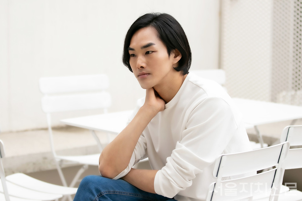 ▲ 이종찬 배우가 포즈를 취하고 있다. ㅣ사진 ⓒ 김수현 기자