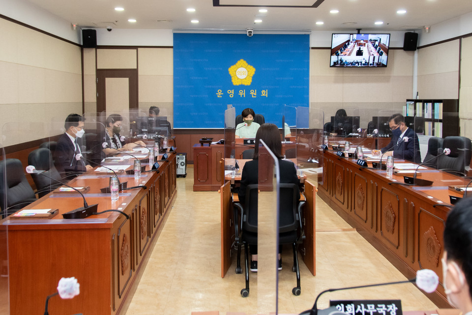 지난 8일 강남구의회 폐회 중 운영위원회 회의 모습