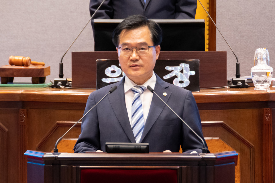 당선소감을 말하고 있는 한윤수 운영위원장