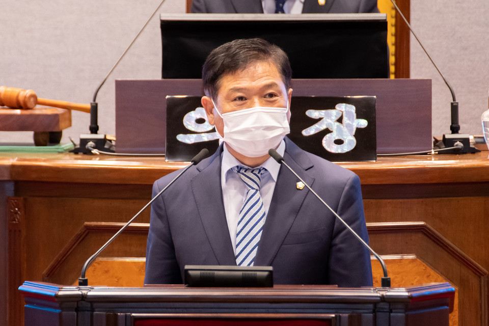 당선소감을 말하고 있는 황영각 복지도시위원장