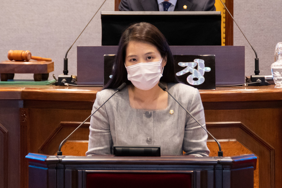 당선소감을 말하고 있는 김민경 행정재경위원장