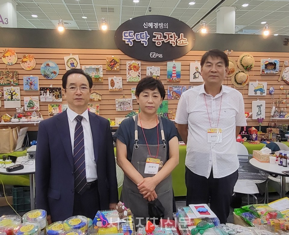 왼쪽이 (주)드림오피스 김학상 중앙이 신혜경 뚝딱공작소장 오른쪽이 (주)글로벌이지 노윤철 회장