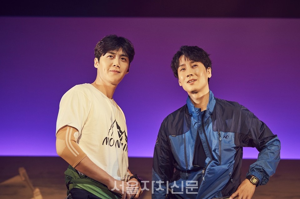 공연사진 _등반계획 장면_김선호, 정환(사진제공=연극열전)