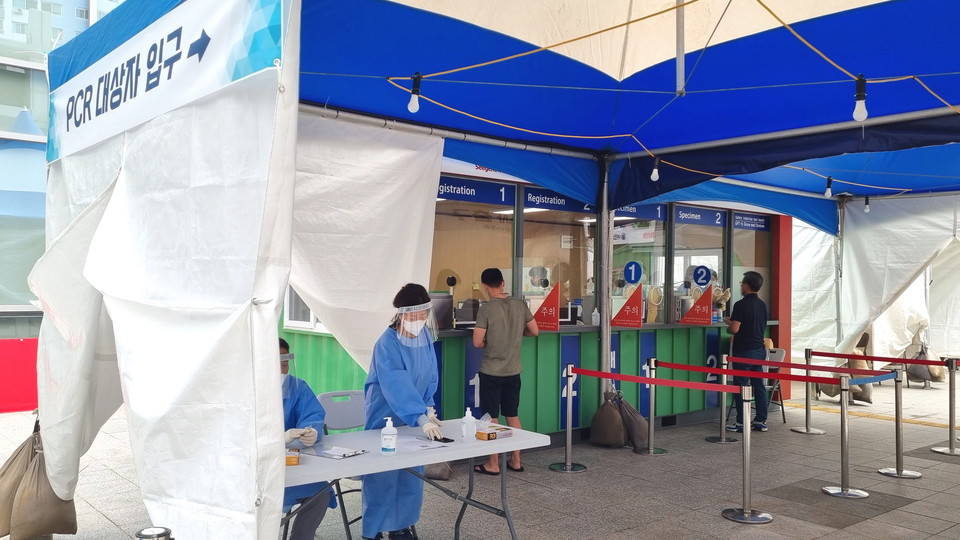 도봉구청 앞 임시선별검사소에서 검체 채취를 진행하고 있다