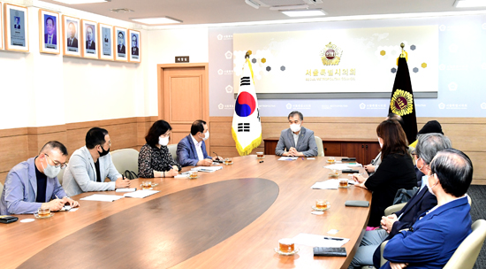 김현기 서울시의장이 한국지역신문협의회 서울협의회 신문사 대표들과 인터뷰를 하고 있다.
