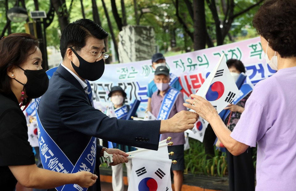 8월 11일 서강석 송파구청장이 석촌호수에서 주민들에게 태극기 달기 참여를 독려하고 있다.