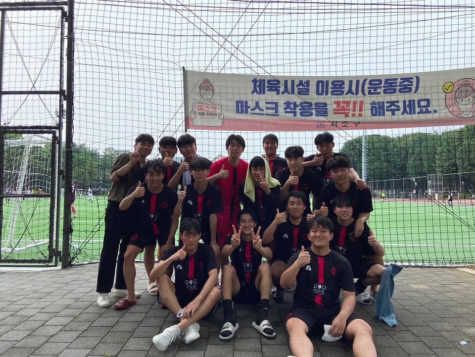 승리 후 기념 사진 촬영을 한 FC PASSIONE의 선수들과 감독