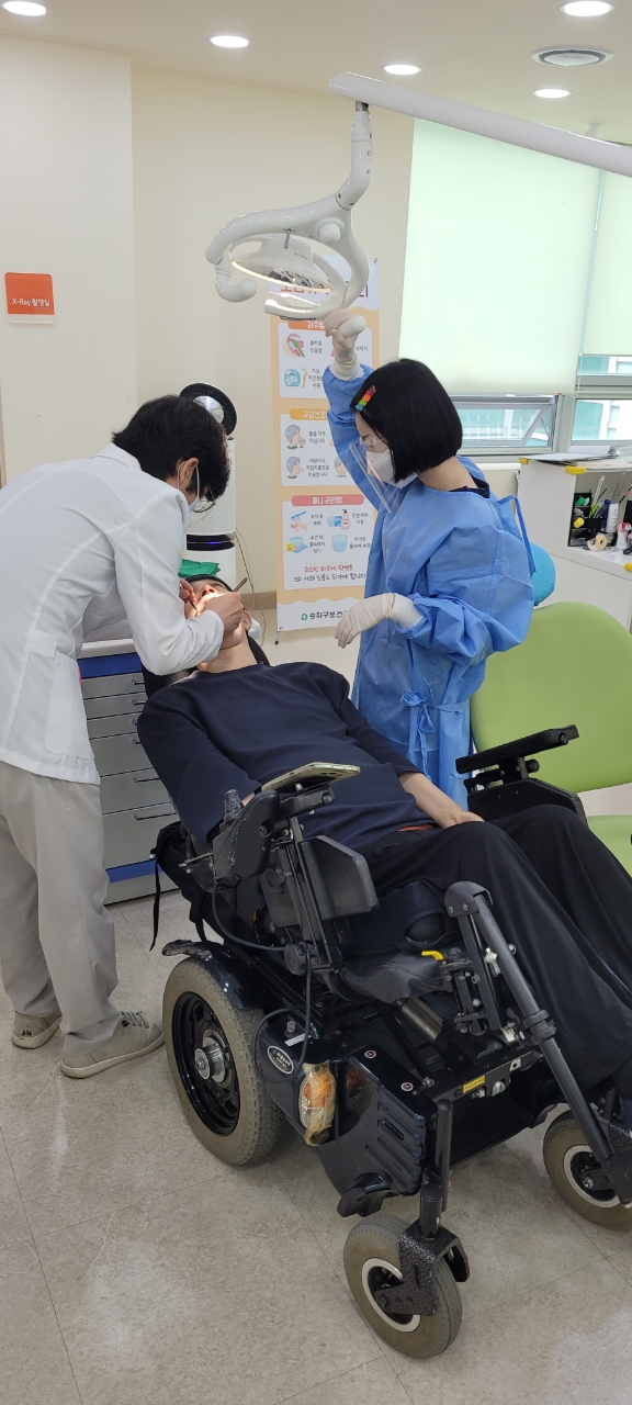 송파구가 본격 재개한 장애인 치과 무료 진료 모습