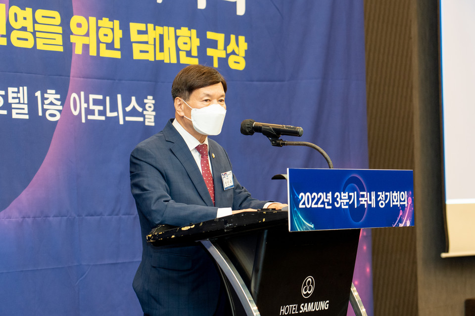 지난 21일 삼정호텔 아도니스홀에서 진행된 ‘민주평통 강남구협의회 3분기 정기회의’에서 강남구의회 전인수 부의장이 축사를 하고 있다.