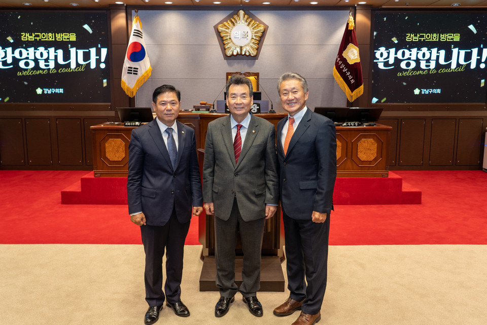 강남구의회를 방문한 지미 리 장관과 기념촬영을 하고 있다.( 가운데 김형대 의장, 좌측 첫 번째 황영각 복지도시위원장)