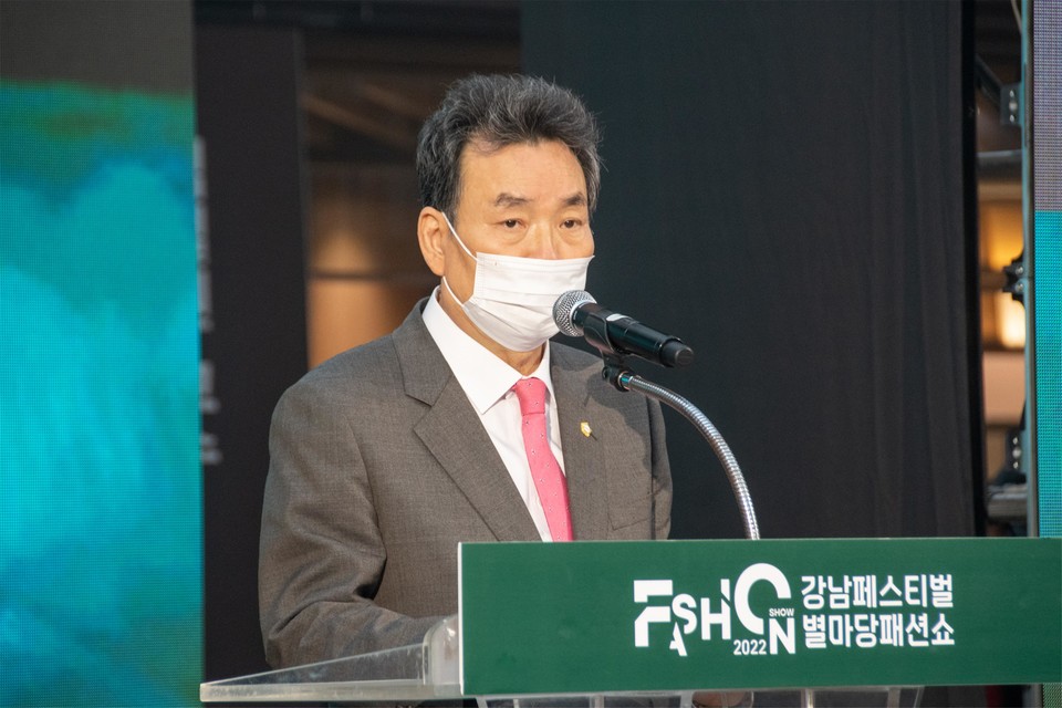 지난 1일 코엑스 별마당 도서관에서 개최된 ‘별마당 패션쇼’에서 강남구의회 김형대 의장이 인사를 하고 있다.