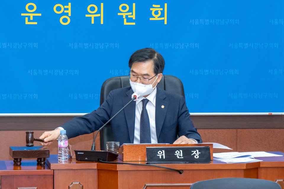 회의를 진행 중인 한윤수 운영위원장