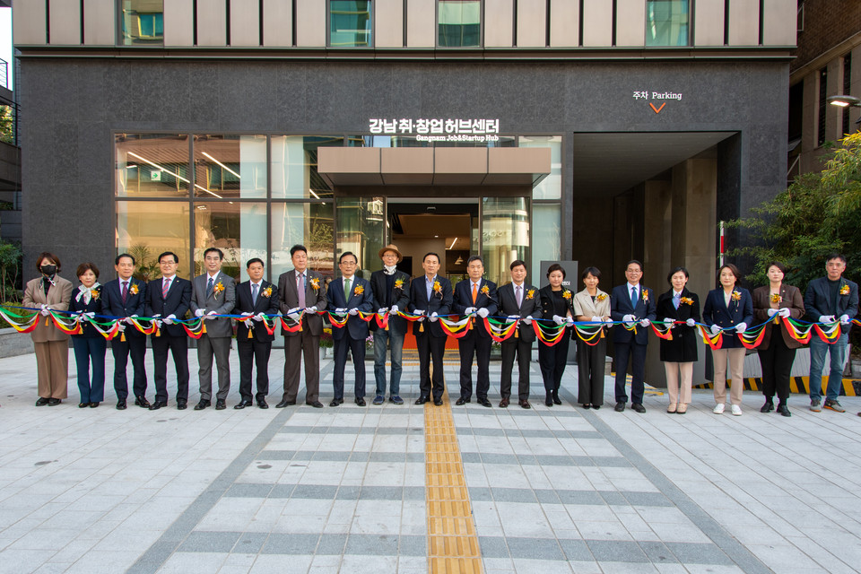 지난 12일 ‘강남 취·창업허브센터’를 찾은 강남구의회 의원과 참석자들이 기념촬영을 하고 있다.(우측에서 9번째 김형대 의장·8번째 전인수 부의장·좌측에서 4번째 한윤수 운영위원장·6번째 황영각 복지도시위원장)