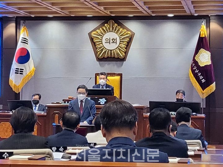 제306회 강남구의회 정례회에 참석한 조성명 강남구청장(서울자치신문 DB)