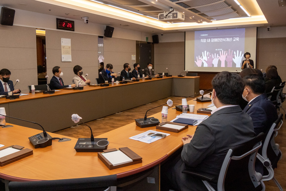 13일 강남구의회 의원들이 장애 인식 개선 교육을 듣고 있다.