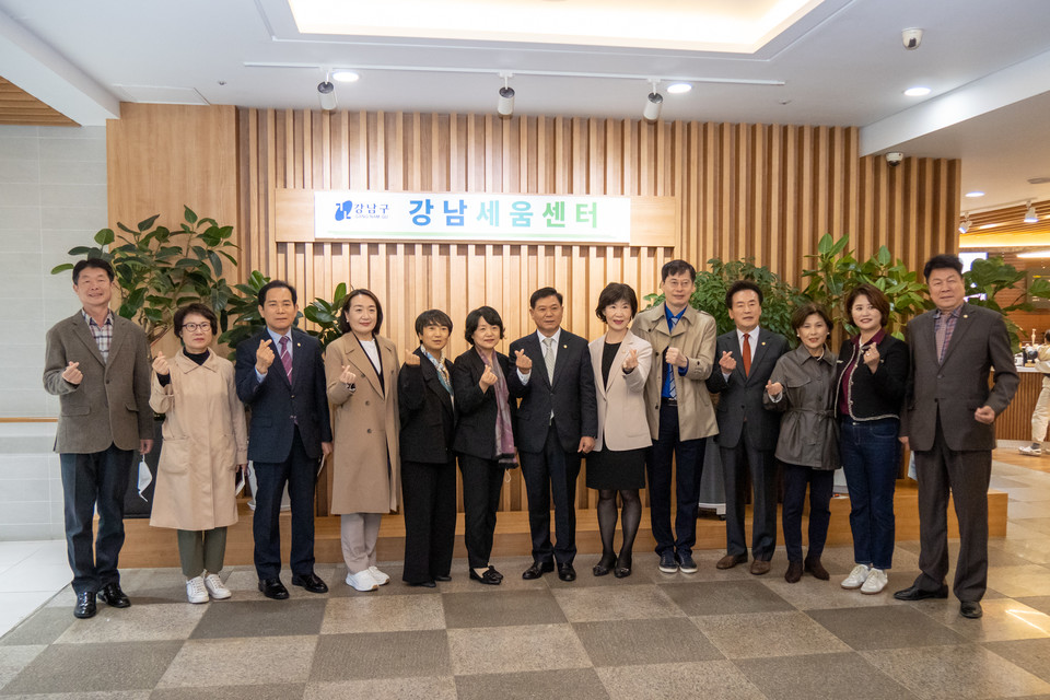 지난 18일 강남구의회 복지도시위원회 위원들이 단체사진을 촬영하고 있다. (우측에서 7번째 황영각 위원장, 좌측에서 1번째 이성수 부위원장)