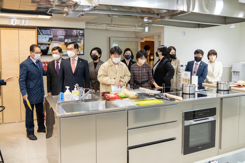 지난 18일 강남구의회 행정재경위원회 위원들이 강남 웰에이징센터 시설을 둘러보고 있다.