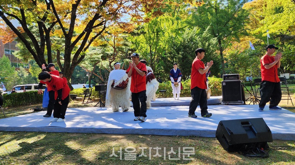 전통연희단 꼭두쇠 & 엠비크루 공연