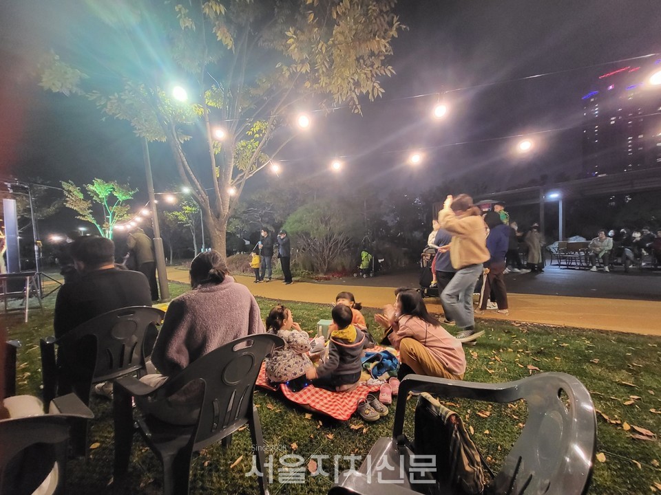아이들과 함께 공연을 즐기는 주민들