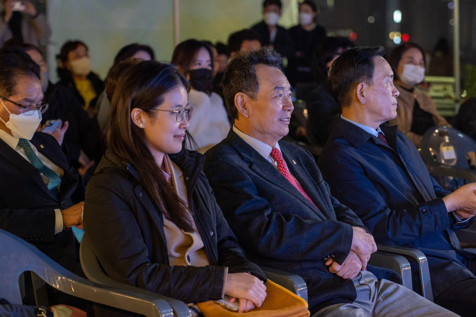 지난 10월 28일 ‘가을밤의 세레나데 음악회’ 에서 강남구의회 김형대 의장과 김민경 행정재경위원장이 공연을 관람하고 있다.