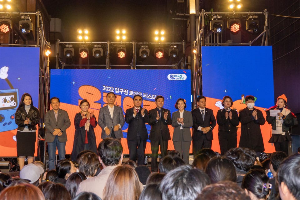 지난 10월 29일 ‘압구정로데오 페스티벌’에서 전인수 부의장과 김민경 행정재경위원장·황영각 복지도시위원장과 강남구의원들이 구민들에게 인사를 하고 있다.