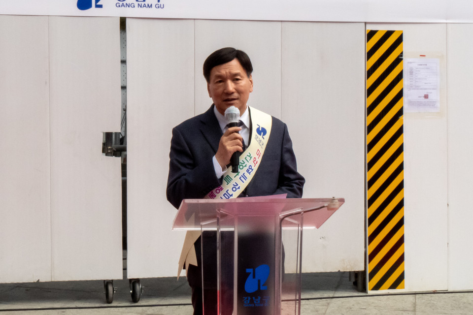 결의문 낭독에 앞서 인사말을 하는 전인수 부의장