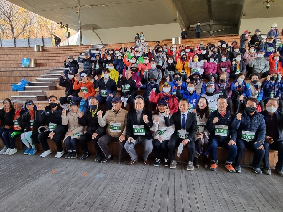 강남구의회 김형대 의장(좌측에서 8번째)이 걷기대회 관계자 및 참가자들과 단체사진 촬영을 하고 있다.
