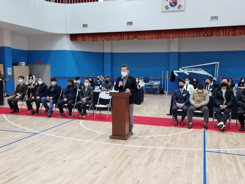 지난 19일 ‘제8회 강남구청장배 댄스스포츠대회’ 에서 강남구의회 김형대 의장이 축사를 하고 있다.