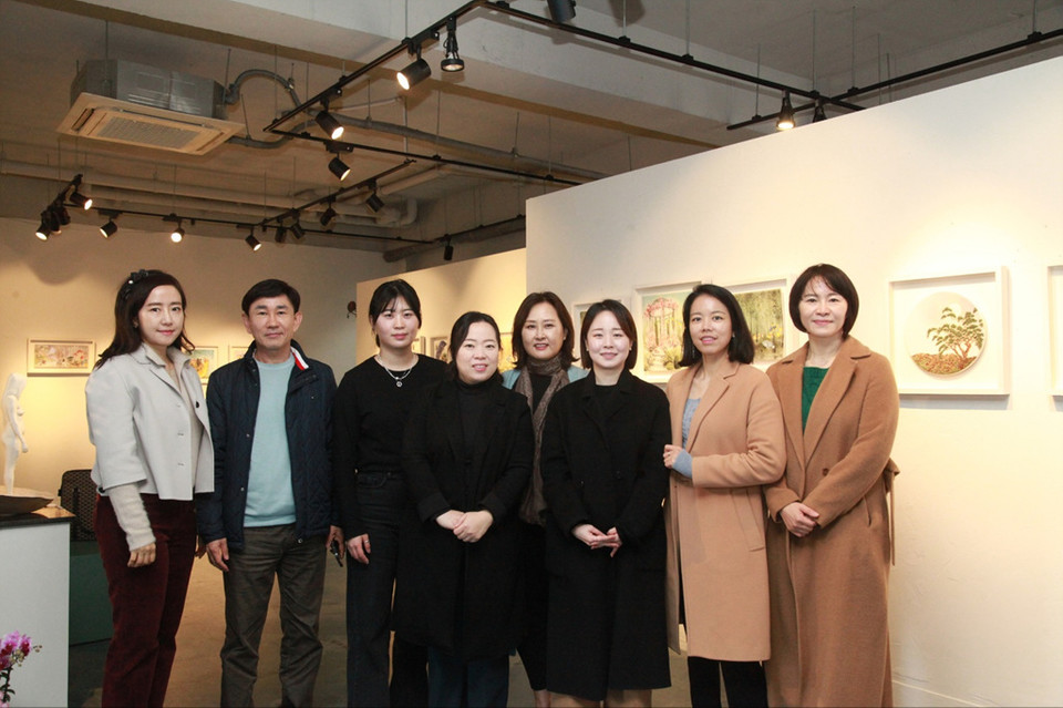 왼쪽부터 장정은 작가, 주경석 작가, 추소민 작가, 김은경 작가, 김미경 작가, 박다은 작가, 정혜은 작가, 황지숙 작가