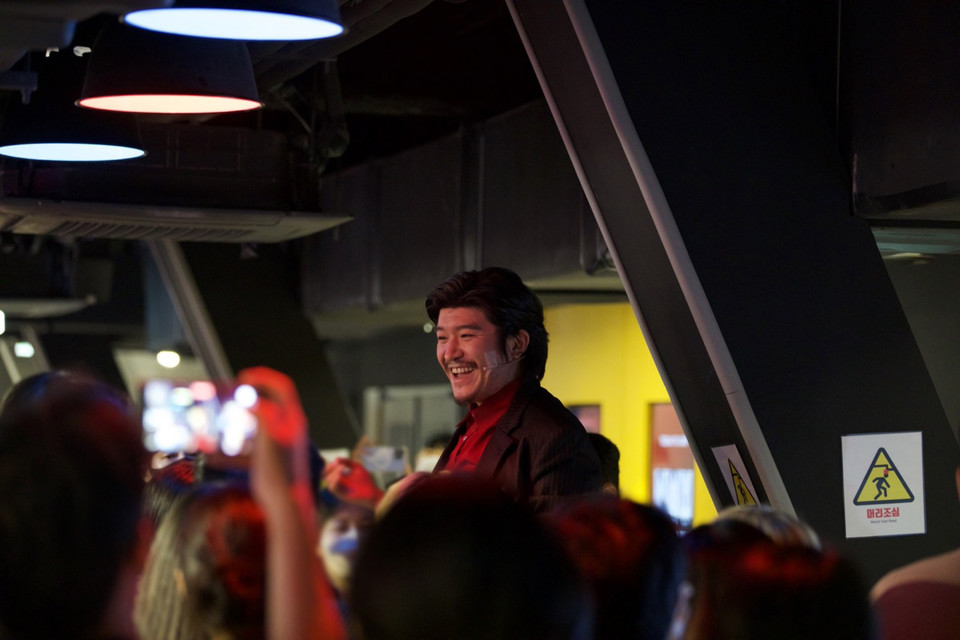 로비쇼를 진행 중인 '프라이드' 역의 한규정  ㅣ 제공 스포트라이트