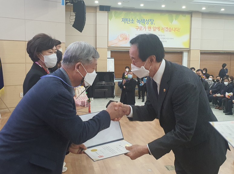 표창장을 수여하는 남창진 부의장