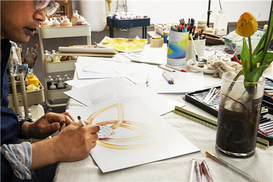 ‘로맨틱 러브플라이’를 스케치 중인 김홍년 작가.