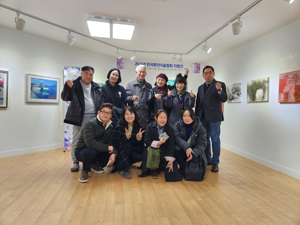 2022 한국휴먼미술협회전 참여 작가 단체사진
