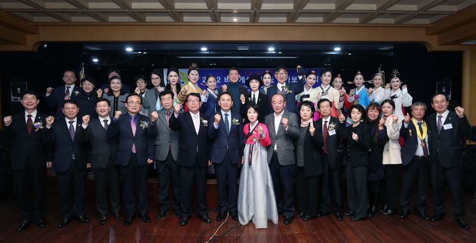 강남구의회 의원들이 바르게살기운동 관계자들과 기념촬영을 하고 있다. (좌측에서 세 번째 전인수 부의장, 두 번째 황영각 복지도시위원장, 두 번째 줄 좌측에서 5번째 김민경 행정재경위원장)