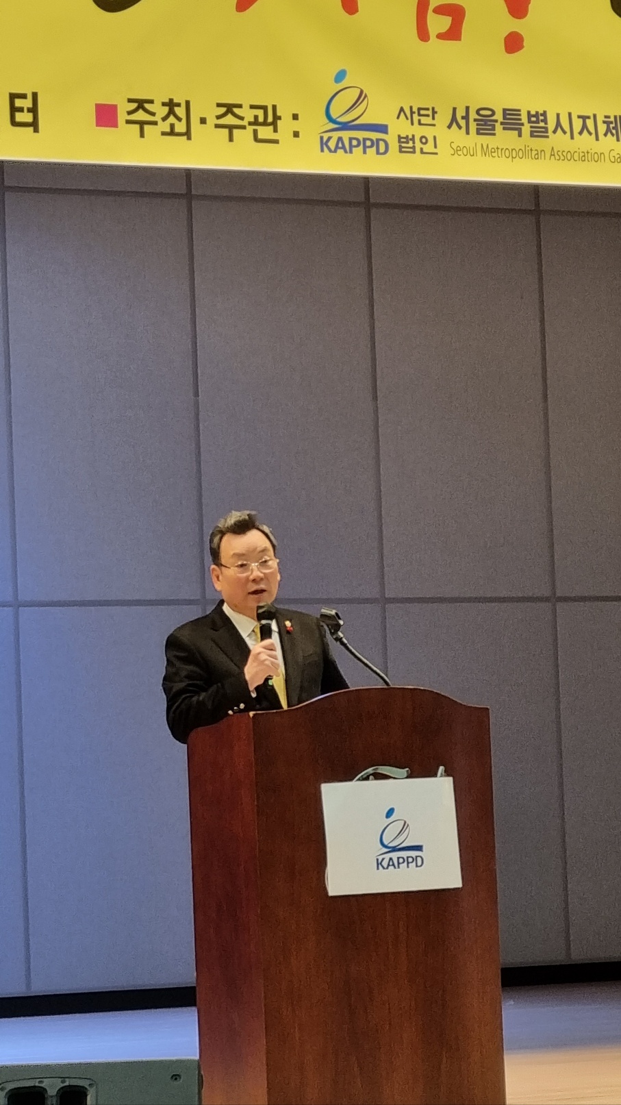 지난 21일 진행된 “2022년 나누는 기쁨! 따뜻한 세상!” 행사에 참석한 김형대 의장이 축사를 하고 있다.