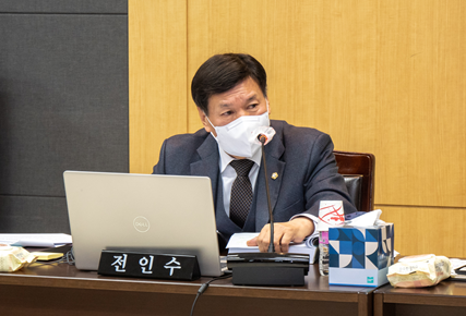 강남구의회 전인수 의원이 11월 22일 보건소 소관 행정사무감사에서 질의를 하고 있다.
