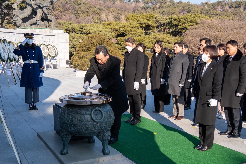4일 강남구의회 김형대 의장이 국립현충원 현충탑에서 분향을 하고 있다.