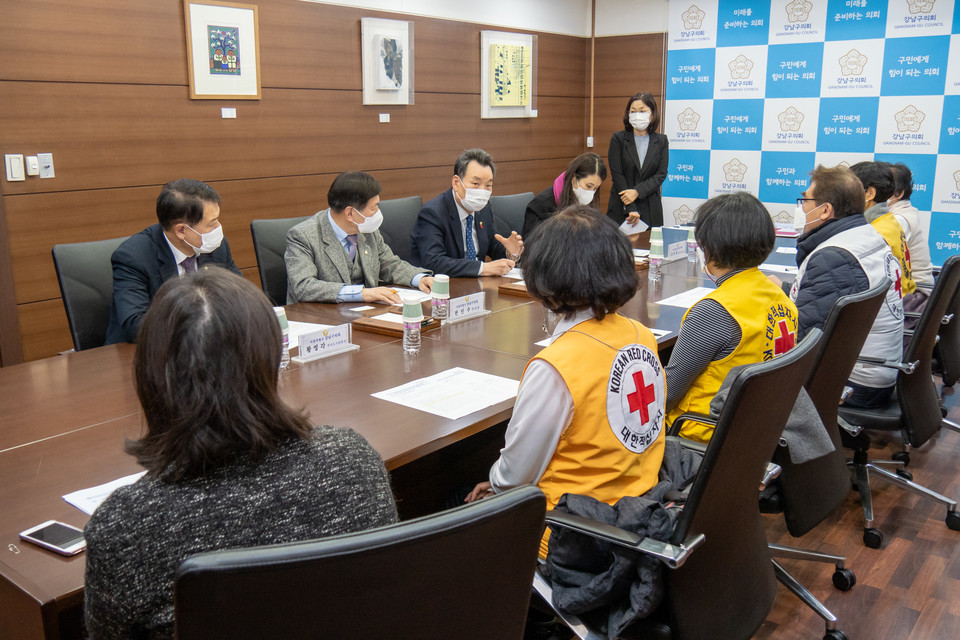 강남구의회 의원들과 대한적십자사 강남지사 관계자들이 이야기를 나누고 있다.(좌측에서 3번째 김형대 의장 )