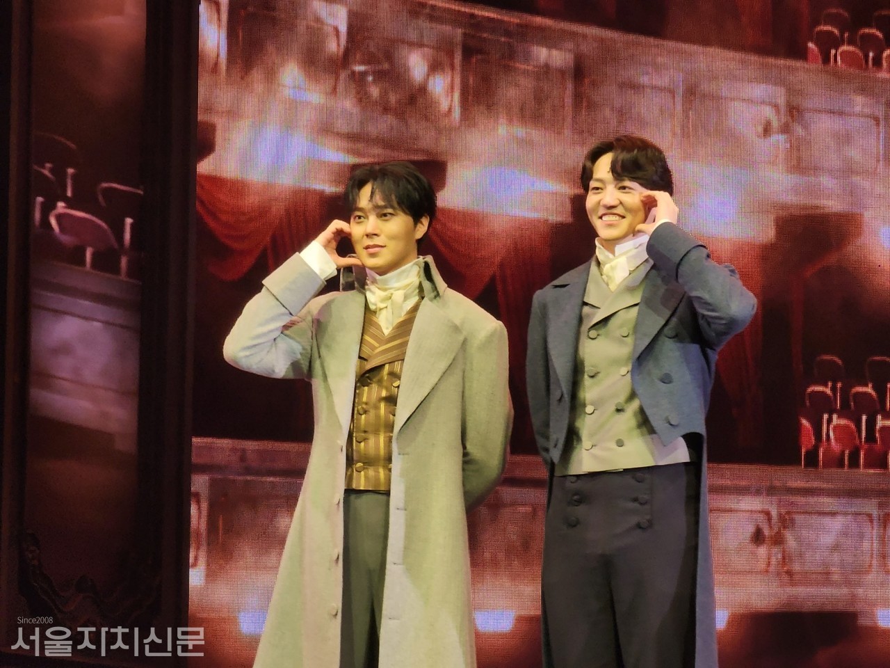 카스파 역의 이해준, 김진욱이 포토타임을 가지고 있다.