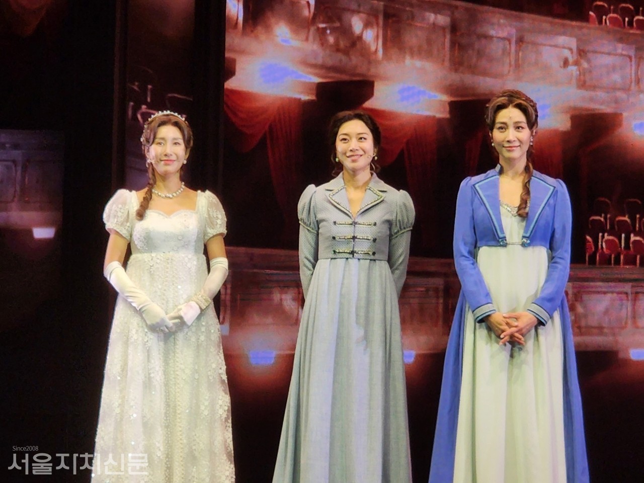 안토니 역의 윤공주, 조정은, 옥주현이 포토타임을 가지고 있다.