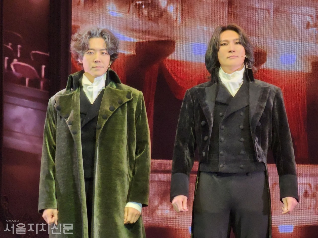 루드비히 역의 카이, 박은태가 포토타임을 가지고 있다.